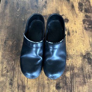black Dansko clogs sz 39